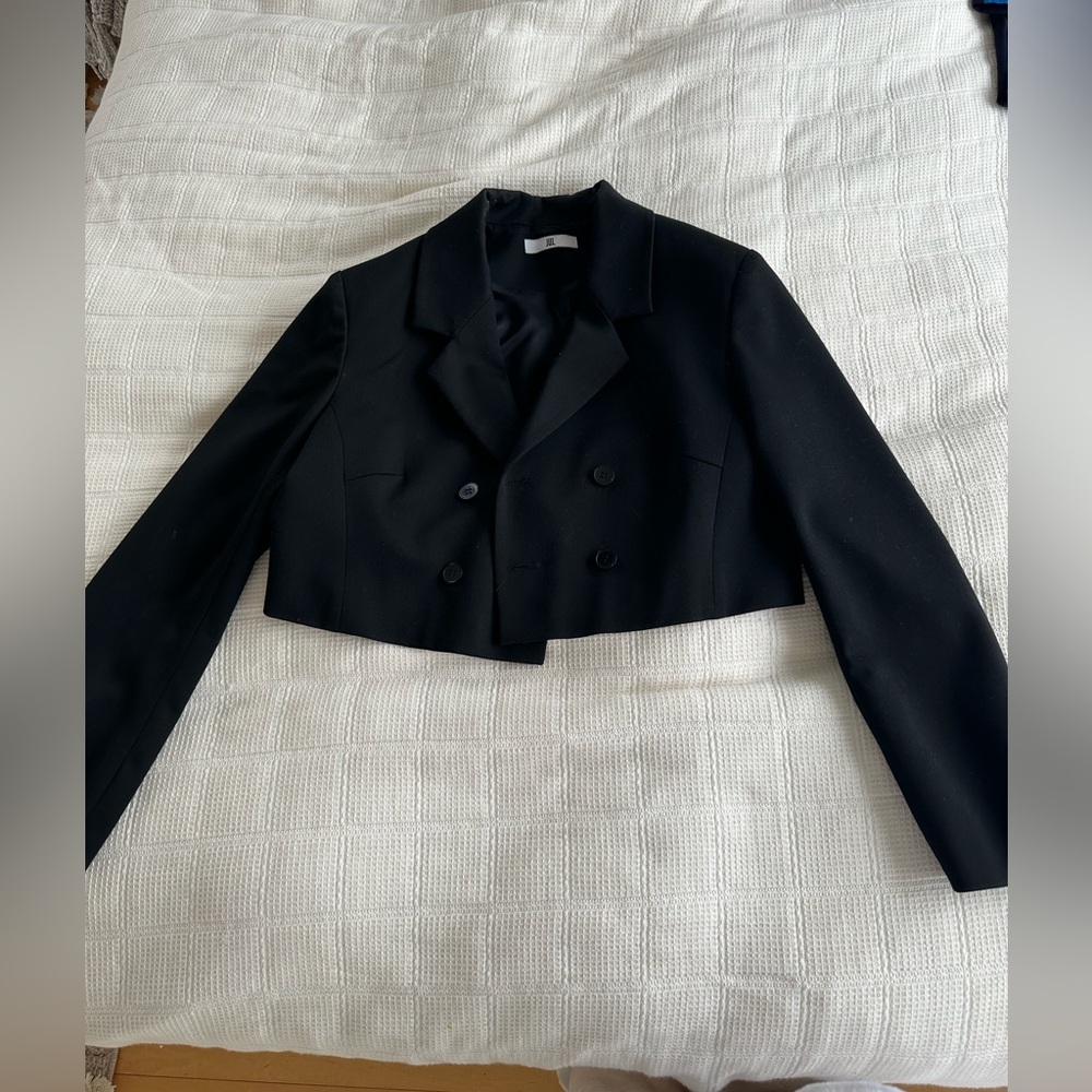 Cropped black blazer